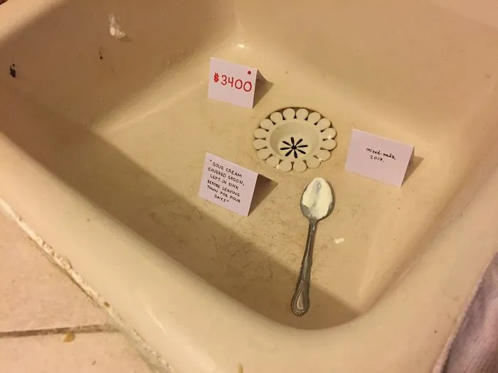 "Cuchara cubierta de crema agria abandonada en el fregadero antes de marchar de la ciudad por 4 días," técnica mixta, 2017