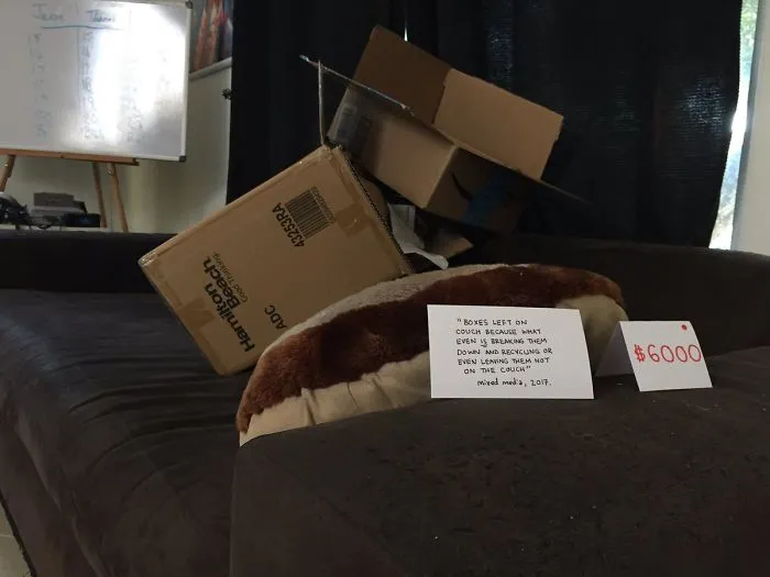 "Cajas abandonadas en el sofá porque qué *es*  aplastarlas y reciclarlas, o incluso dejarlas en otro sitio que no es el sofá", técnica mixta, 2017