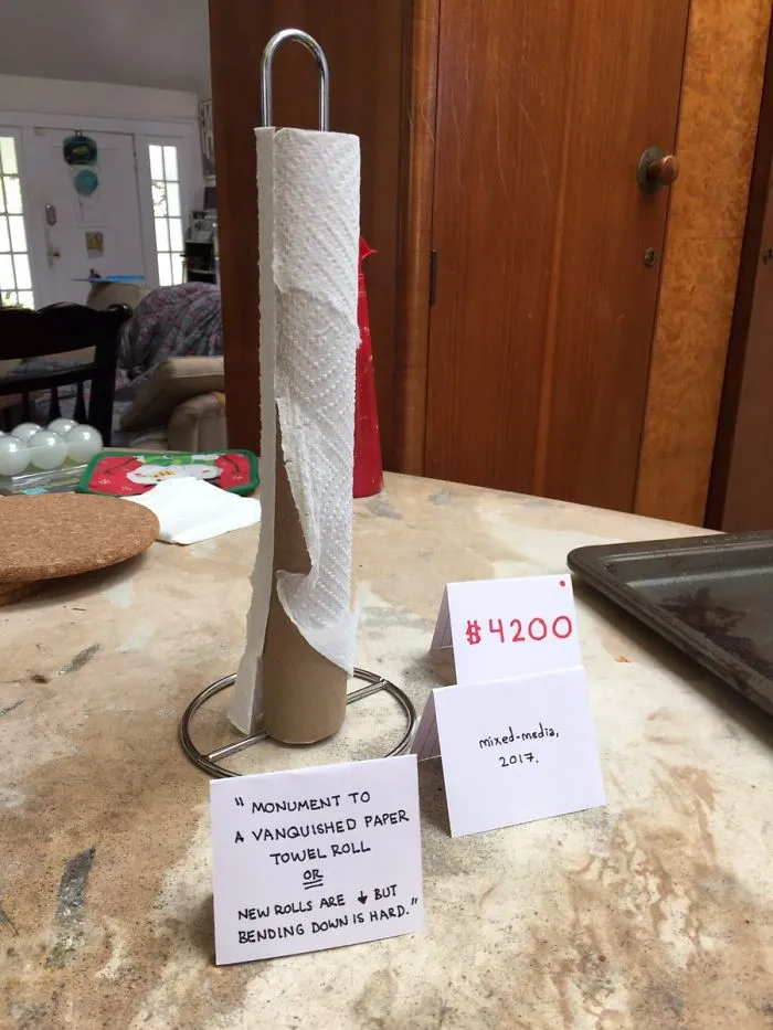 "Monumento al rollo de papel de cocina derrotado o los rollos nuevos están ↓ pero agacharse es duro", técnica mixta, 2017