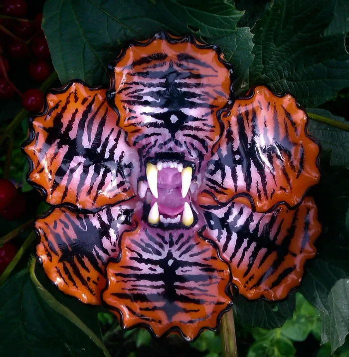 I Make Delicate Carnivorous Flowers (carnifloras Or Fleeth) Using Polymer Clay And Natural Gems