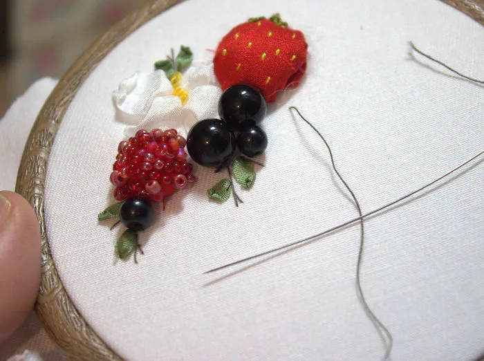 I Create Small Scenes From Nature Using Needle And Thread