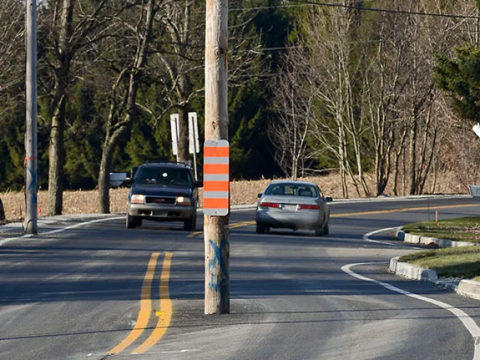 No es problema, tiene una señal reflectante y todo