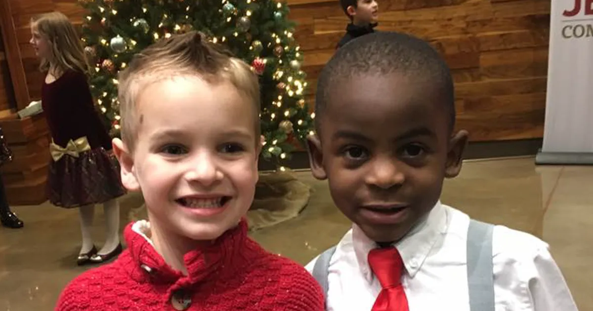Estos amigos de 5 años se hicieron el mismo corte de pelo para "confundir" a su profesor