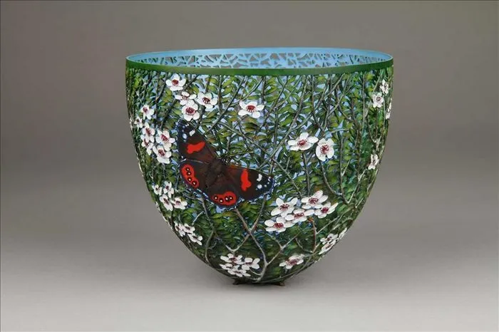 Este artesano keniano talla a mano sobre madera intrincadas escenas de la naturaleza