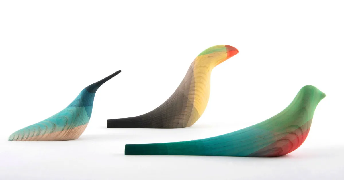 Este artista mexicano moja sus pájaros de madera en acuarela para recrear las aves de su tierra