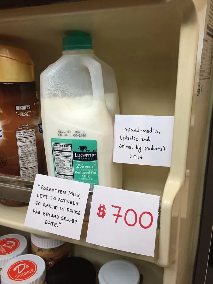 "Leche olvidada, abandonada para ponerse rancia en la nevera, mucho después de su fecha de caducidad," técnica mixta