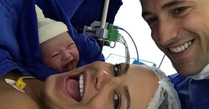 Esta madre se hizo un selfie justo después de su cesárea, y es imposible no sonreír