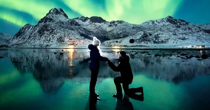 Photographer Proposed To His Girlfriend Under The Northern Lights And The Photos Are Breathtaking