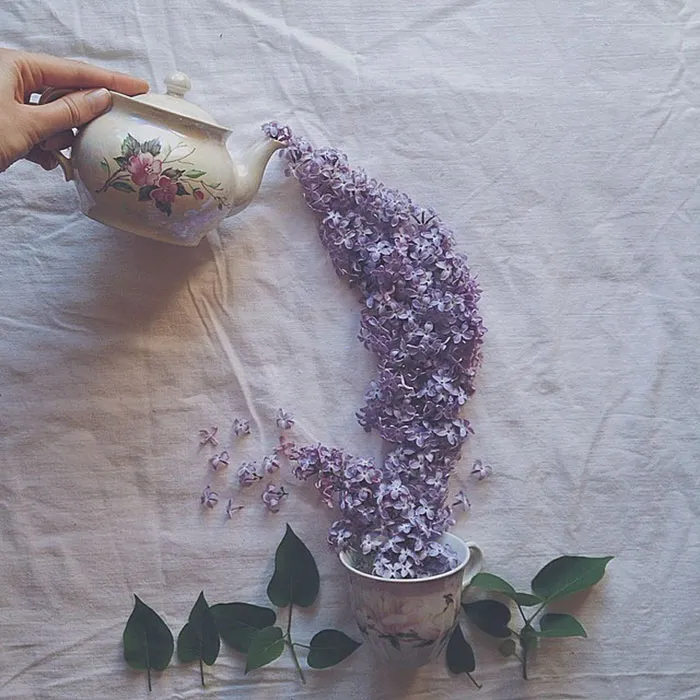 Poéticas escenas de tazas de té rebosando preciosas flores