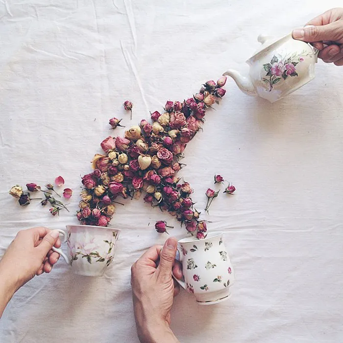 Poéticas escenas de tazas de té rebosando preciosas flores