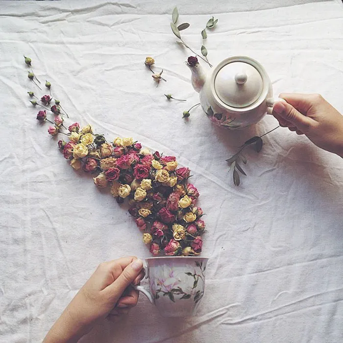 Poéticas escenas de tazas de té rebosando preciosas flores