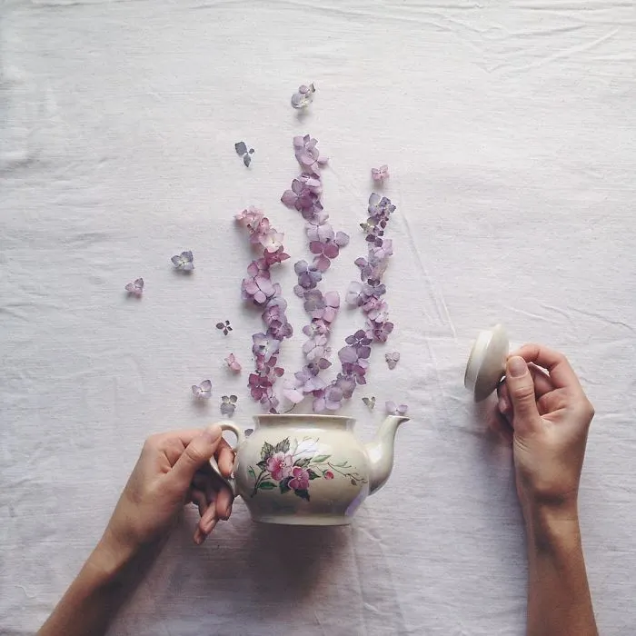 Poéticas escenas de tazas de té rebosando preciosas flores
