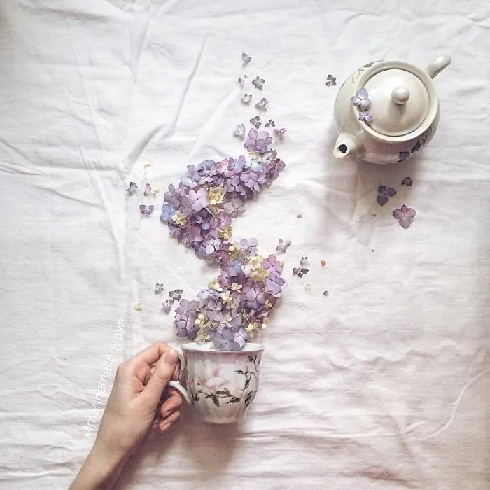 Poéticas escenas de tazas de té rebosando preciosas flores