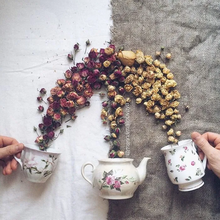 Poéticas escenas de tazas de té rebosando preciosas flores