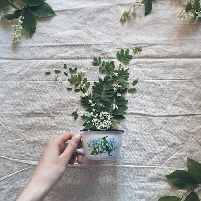 Poéticas escenas de tazas de té rebosando preciosas flores