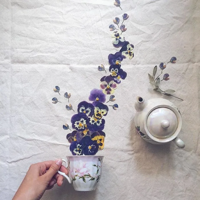 Poéticas escenas de tazas de té rebosando preciosas flores