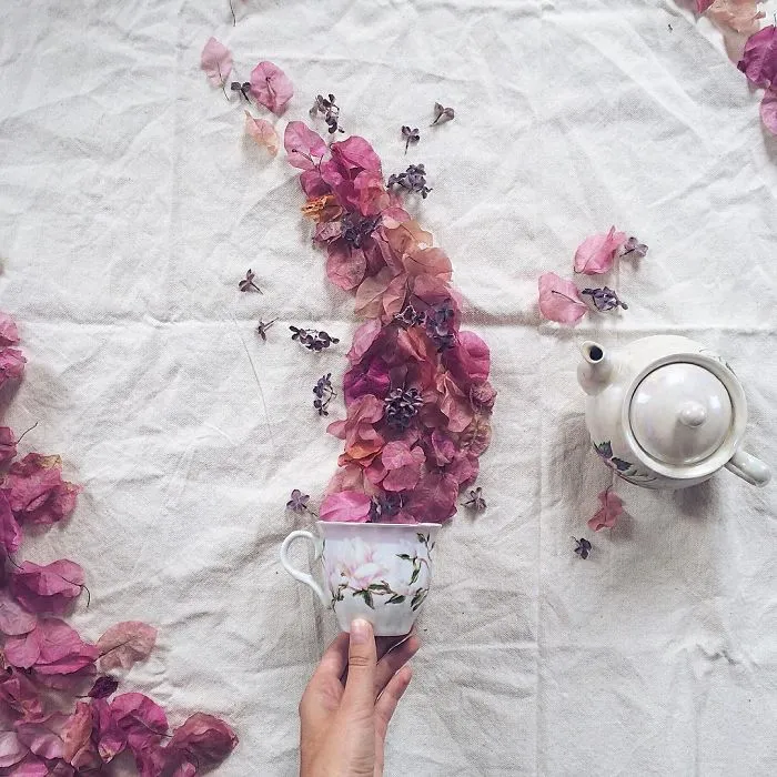 Poéticas escenas de tazas de té rebosando preciosas flores