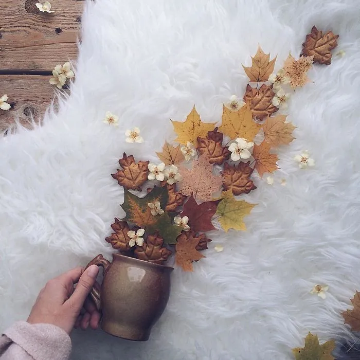 Poéticas escenas de tazas de té rebosando preciosas flores