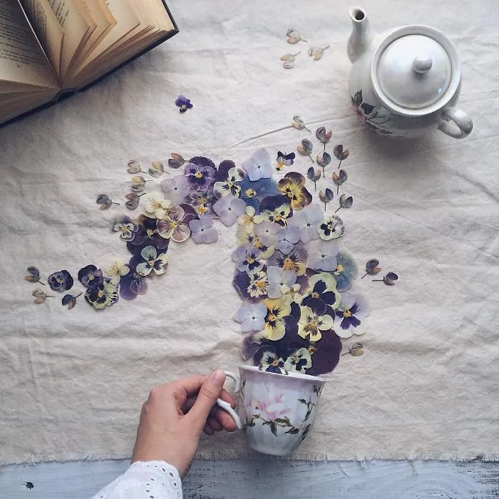 Poéticas escenas de tazas de té rebosando preciosas flores