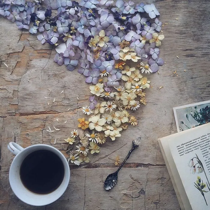 Poéticas escenas de tazas de té rebosando preciosas flores