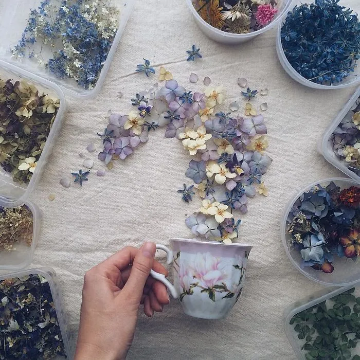 Poéticas escenas de tazas de té rebosando preciosas flores