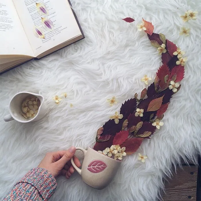 Poéticas escenas de tazas de té rebosando preciosas flores