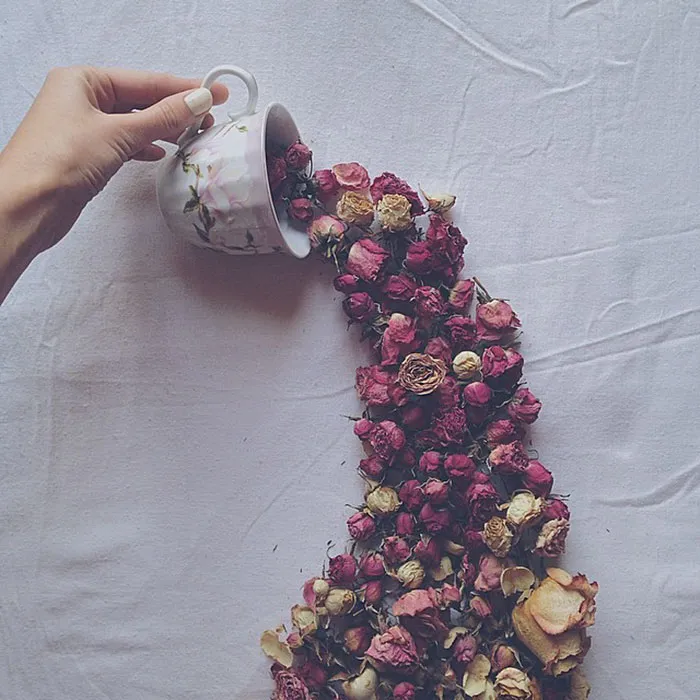 Poéticas escenas de tazas de té rebosando preciosas flores