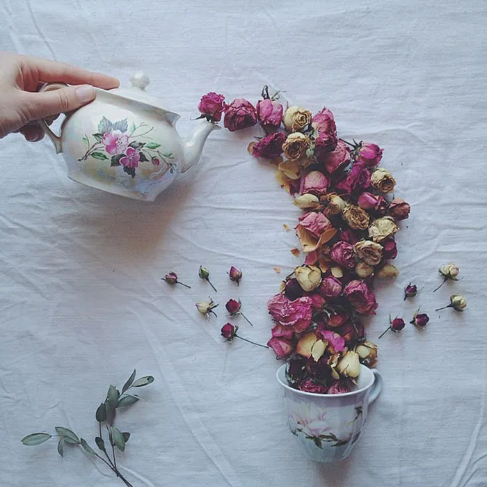 Poéticas escenas de tazas de té rebosando preciosas flores