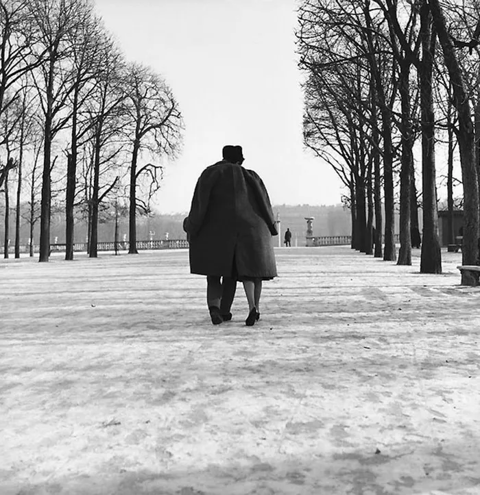 10+ Divertidas fotografías urbanas de la Francia de los años 50, por René Maltête
