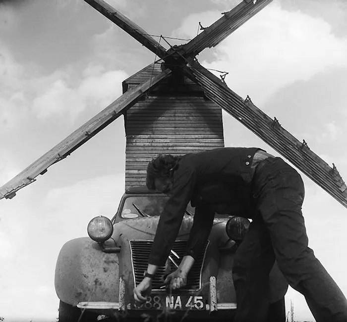 68 Humorous Street Photos From 1950s France By René Maltête