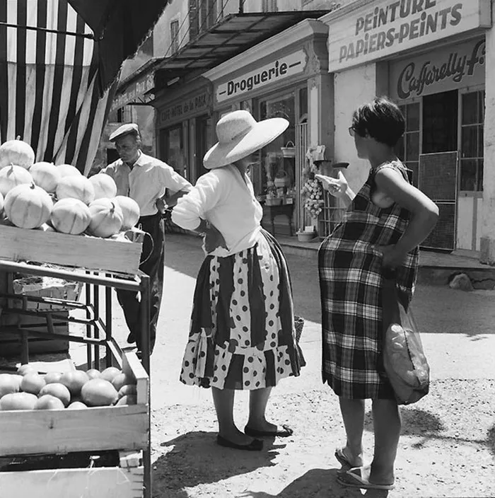 10+ Divertidas fotografías urbanas de la Francia de los años 50, por René Maltête