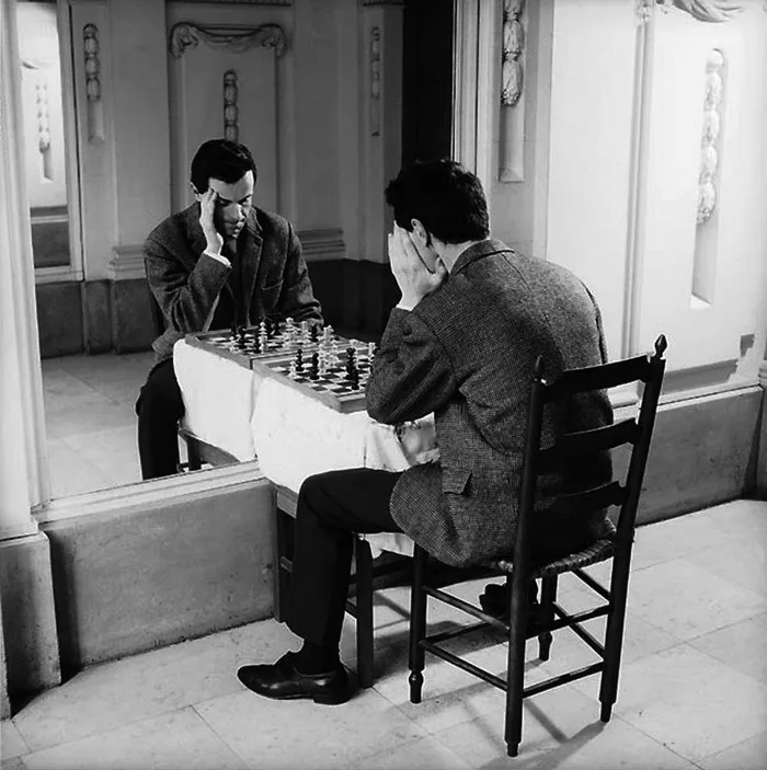10+ Divertidas fotografías urbanas de la Francia de los años 50, por René Maltête