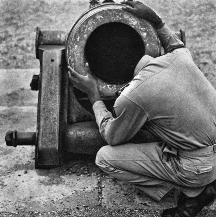 10+ Divertidas fotografías urbanas de la Francia de los años 50, por René Maltête