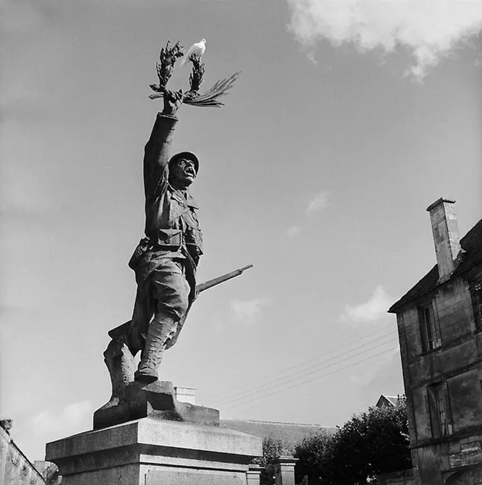 68 Humorous Street Photos From 1950s France By René Maltête