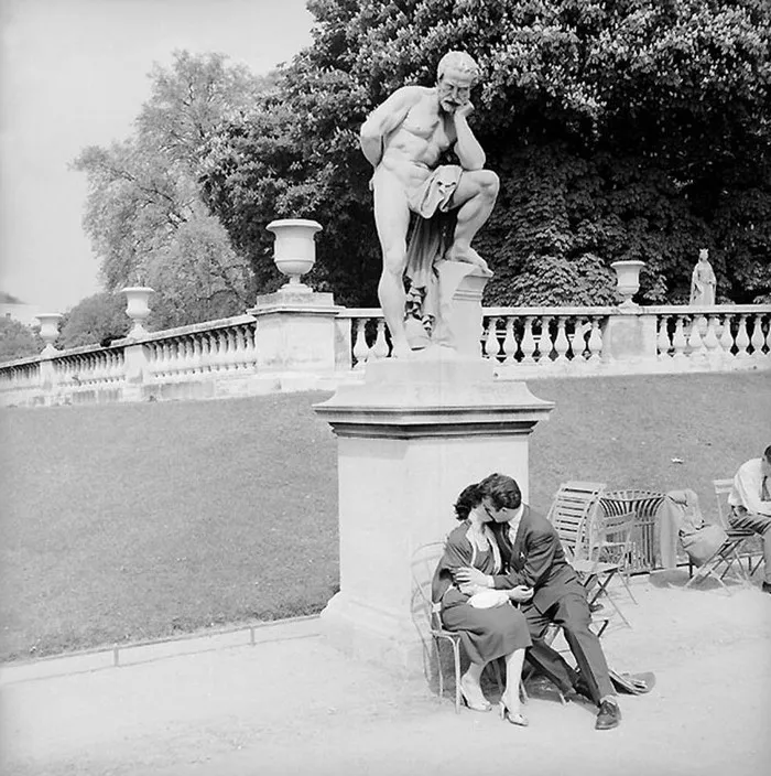 10+ Divertidas fotografías urbanas de la Francia de los años 50, por René Maltête