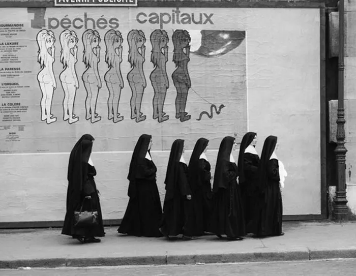 10+ Divertidas fotografías urbanas de la Francia de los años 50, por René Maltête