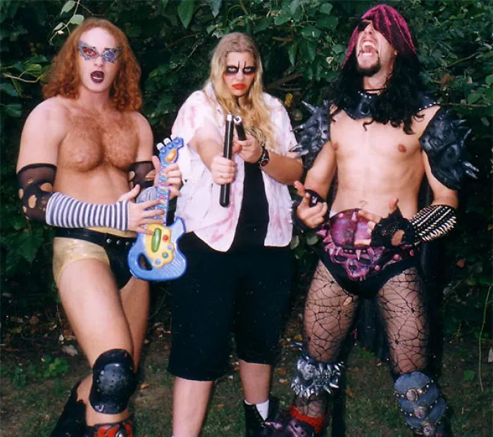 38 Extrañas fotos de bandas metaleras tan horribles que son geniales