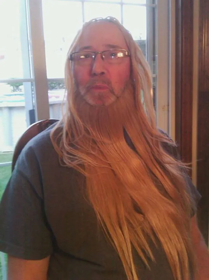 Mi tío y mi padre encontraron las extensiones capilares de mi prima, y mandaron estas fotos a toda la familia