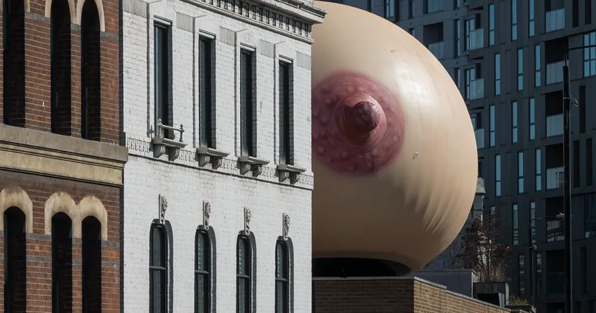 Este pecho gigante ha aparecido en Londres para hacer una elocuente declaración de intenciones