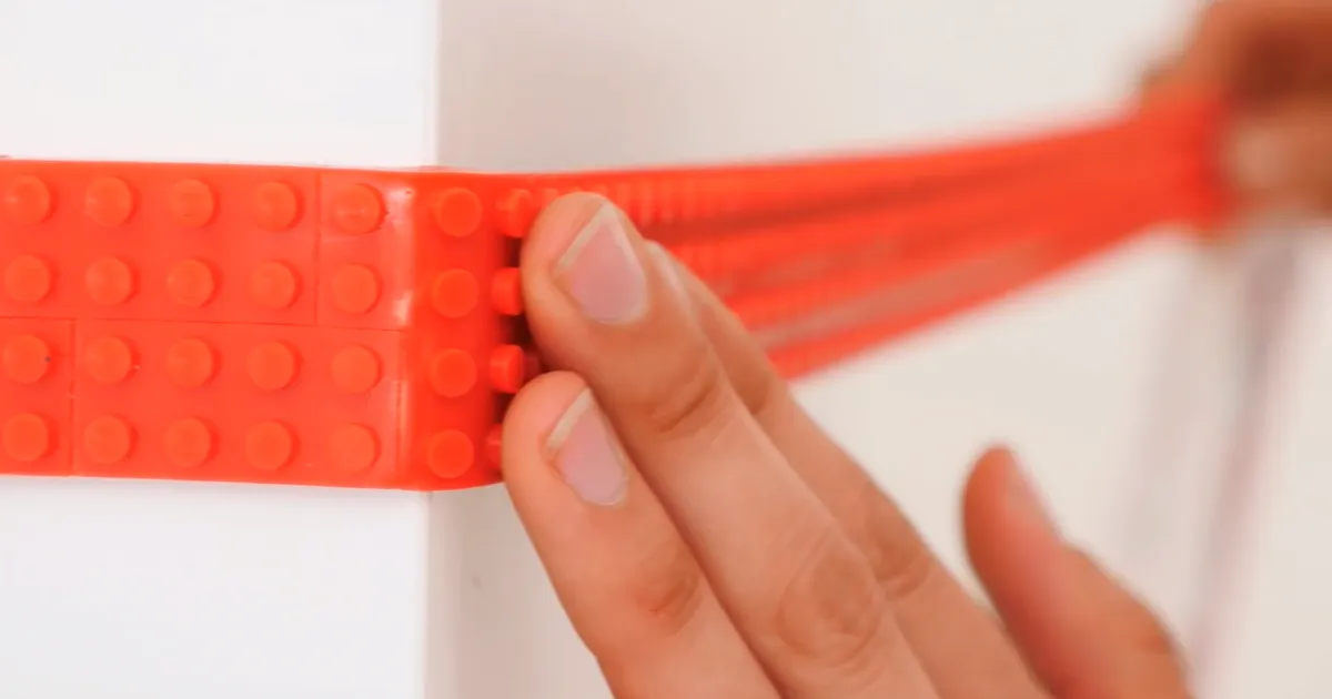 Esta cinta adhesiva te permite convertir cualquier cosa en una superficie compatible con LEGO