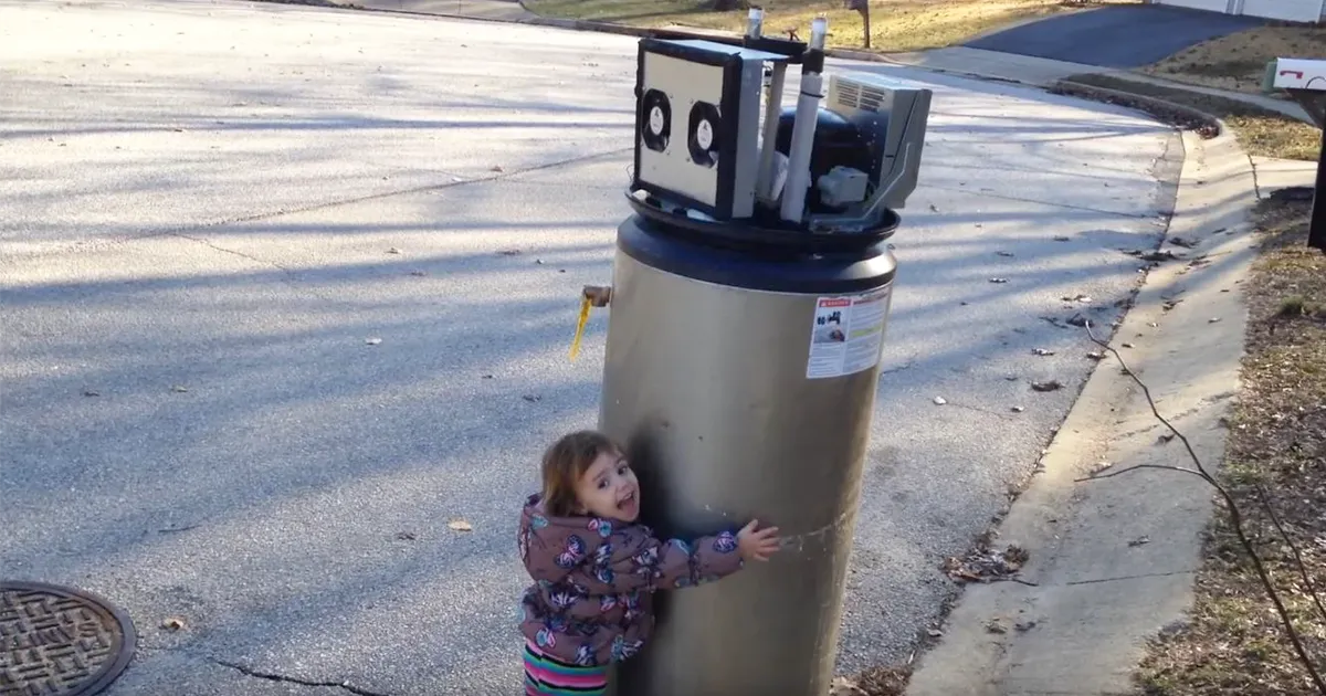 Esta niña pequeña se enamoró de un calentador de agua desechado pensando que era un robot, y es adorable