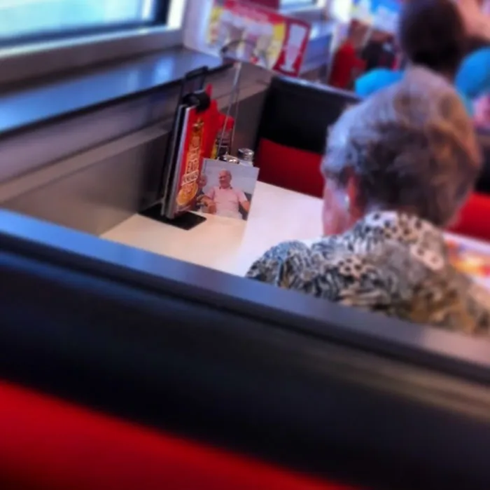 El marido de esta mujer falleció, pero ella sale a comer con él todos los días