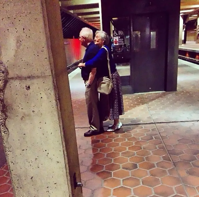 Robando un abrazo en público