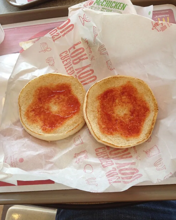Pedí una hamburguesa de queso solo con ketchup :(