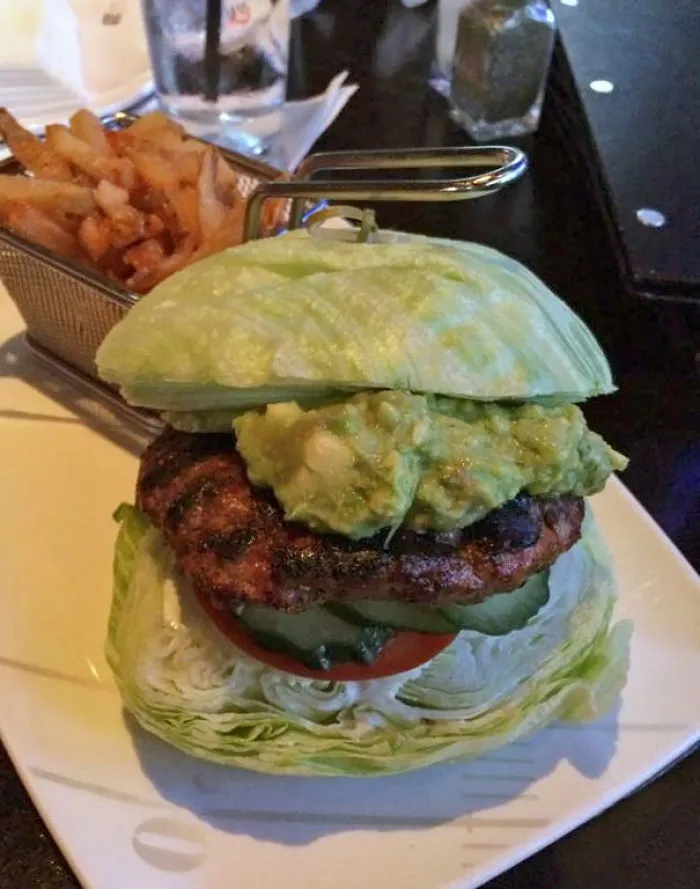 Pedí hamburguesa de lechuga pensando que vendría con extra de lechuga, no así