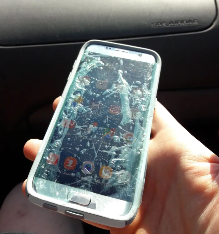 Mi madre aún usa el plástico de la pantalla del móvil como protector