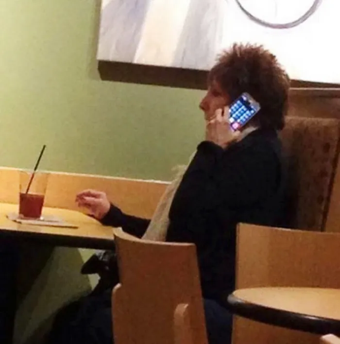 Cuando la abuela no te oye por teléfono