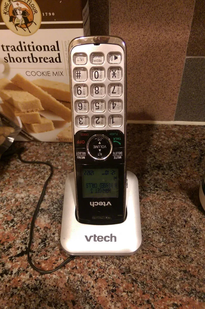 Le hemos comprado a mi abuela su primer teléfono inalámbrico. Poco a poco