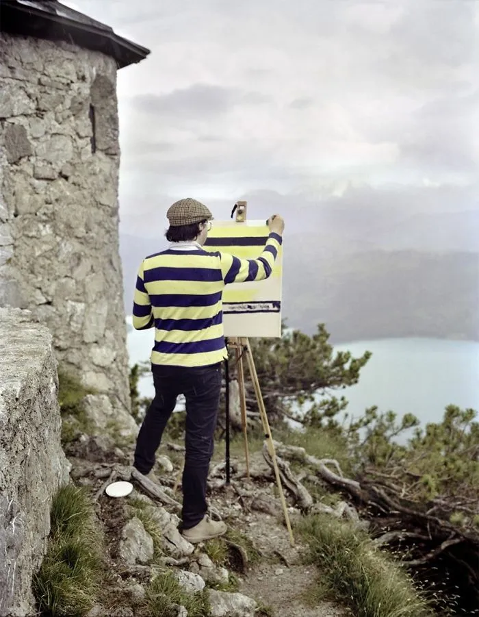 Este artista viaja a sitios preciosos solo para pintar el dibujo de su camiseta