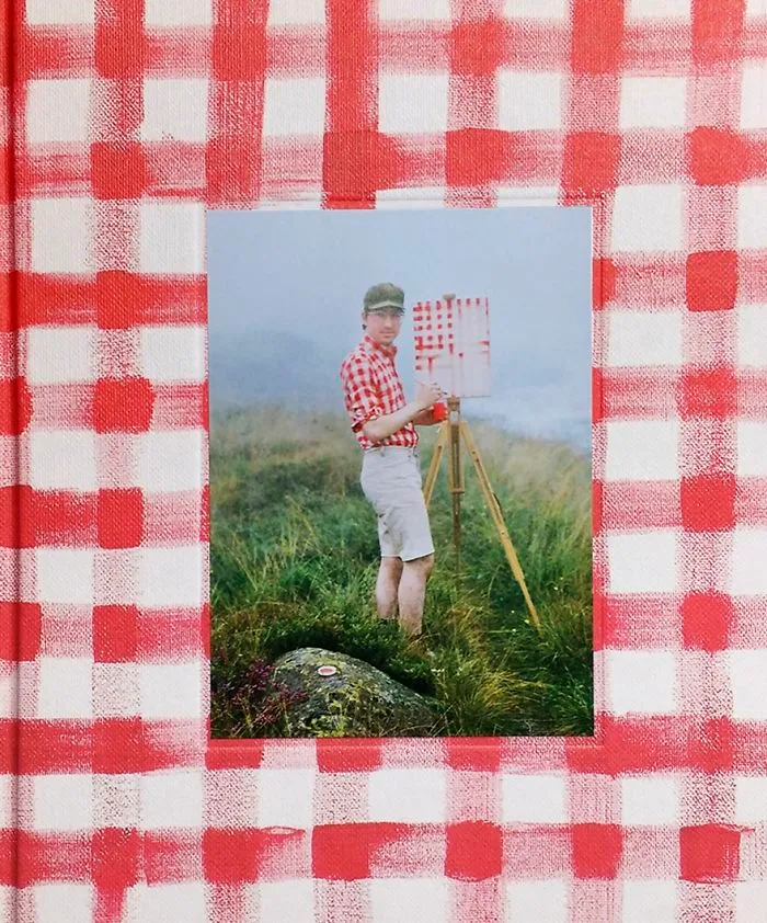 Este artista viaja a sitios preciosos solo para pintar el dibujo de su camiseta